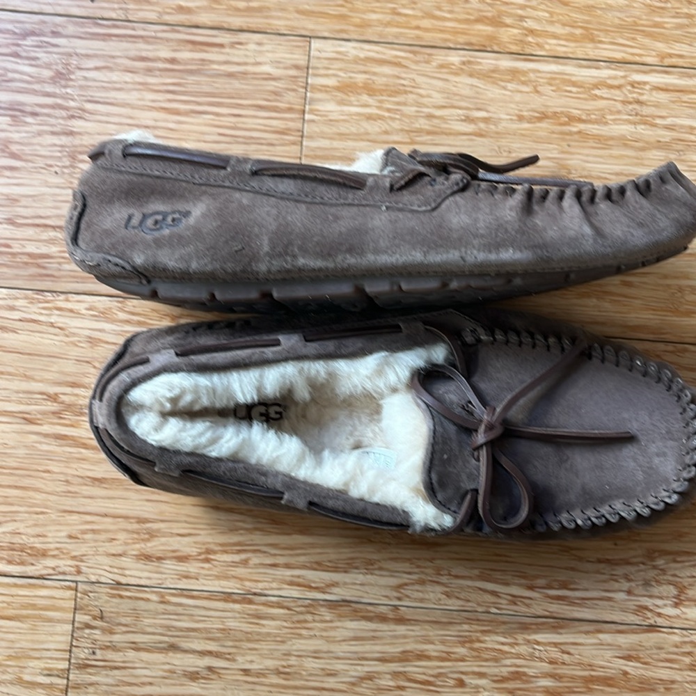 UGG’sDakota slippers in brown, new never worn